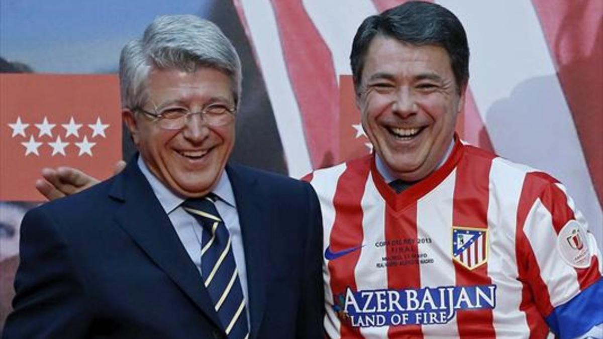 González, con la camiseta del Atlético, junto a Cerezo.