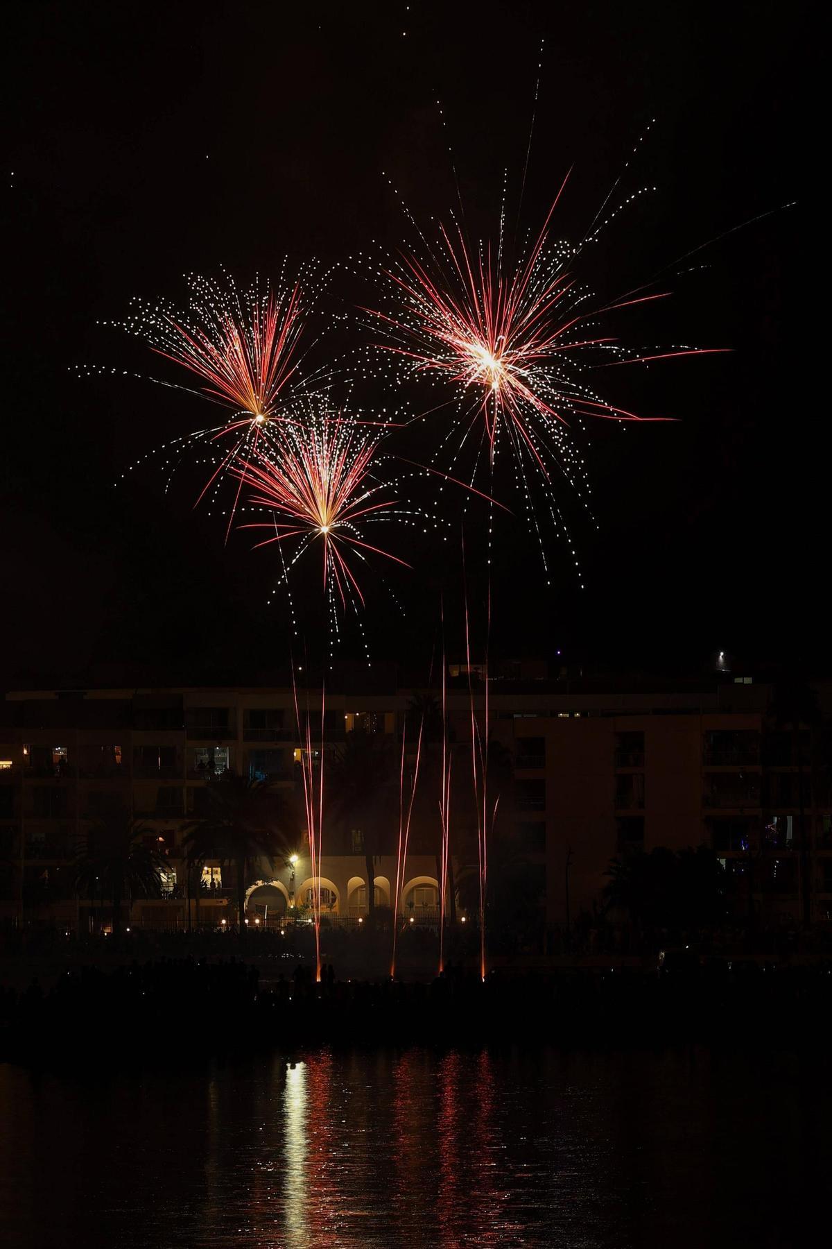 Mira aquí todas las fotos de los fuegos artificiales en ses Figueretes Mira aquí todas las fotos de los fuegos artificiales en ses Figueretes