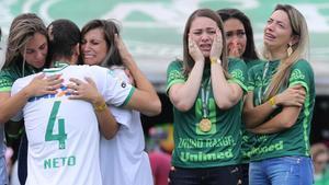 Neto, uno de los tres supervivientes, se abraza a familiares de los fallecidos en la tragedia, este sábado.