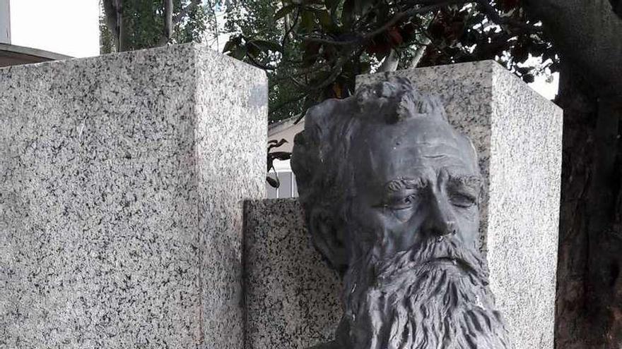 Estatua ao médico Rodríguez na praza de Ourense.