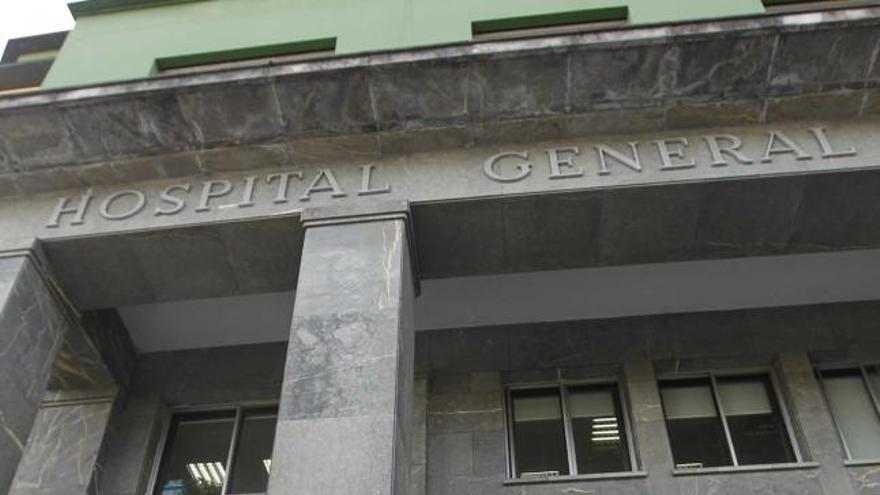 De izquierda a derecha, José Paz, Jesús Touris, Marta Morán, María Vicente, Sara Gálvez, Sandra Sánchez y Juan Ramón Jiménez, en las escaleras del acceso principal al Hospital General de Asturias. | luisma murias