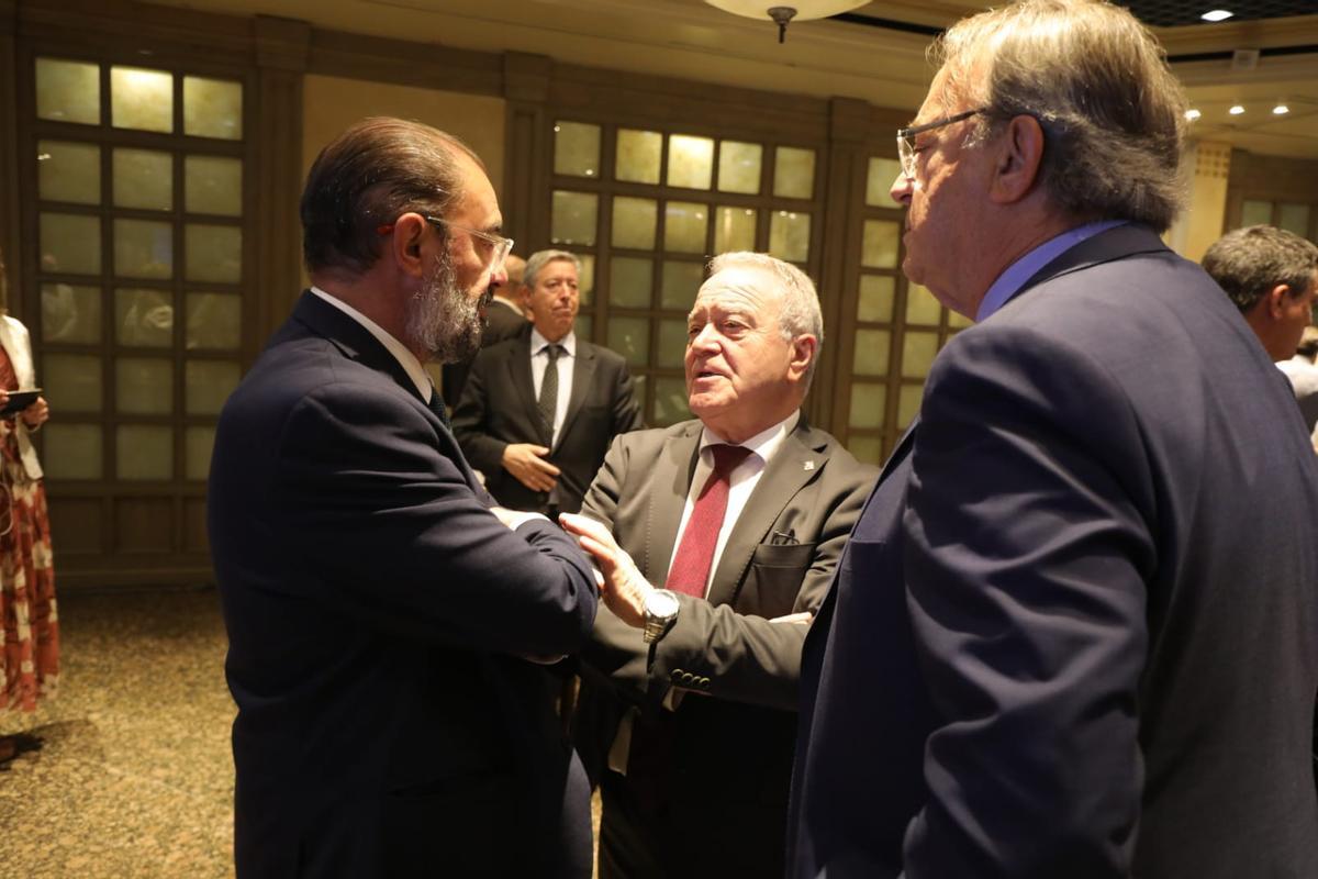 Javier Lambán, con Miguel Gracia, presidente de la DPH, y el consejero Pérez Anadón.
