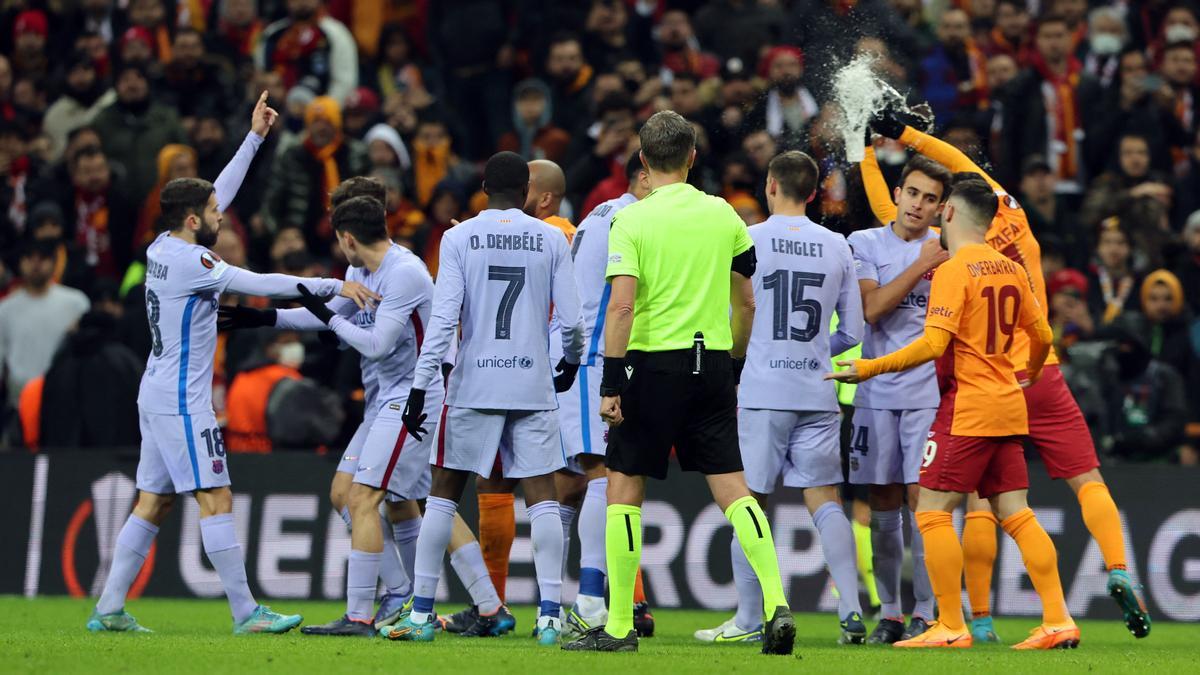 La grada del Galatasaray lanza botellas durante el partido
