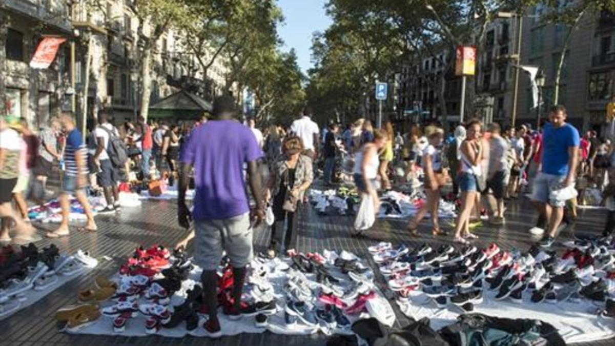 Manteros con zapatillas falsificadas en Barcelona