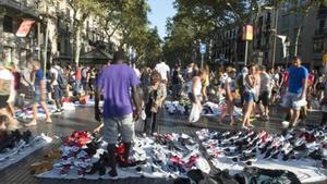 Manteros con zapatillas falsificadas en Barcelona.