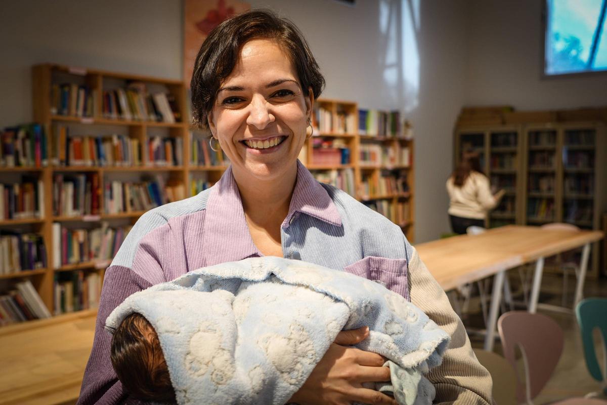 Sara con su bebé Orión.