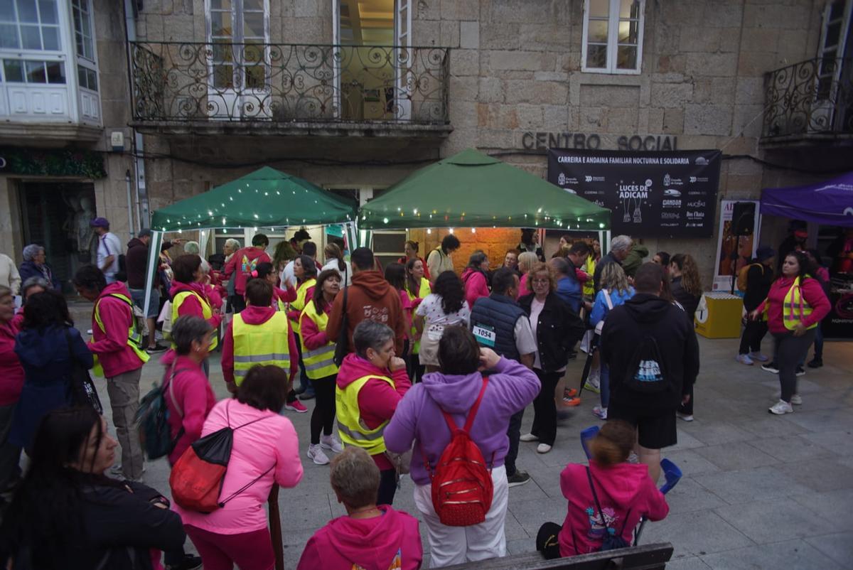 Más de 1.300 personas alumbran de rosa Cangas