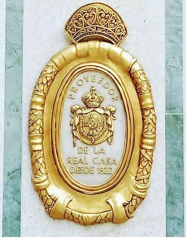 El emblema de la fachada de la joyería Ramón Fernández, porveedor oficial de la Casa Real.