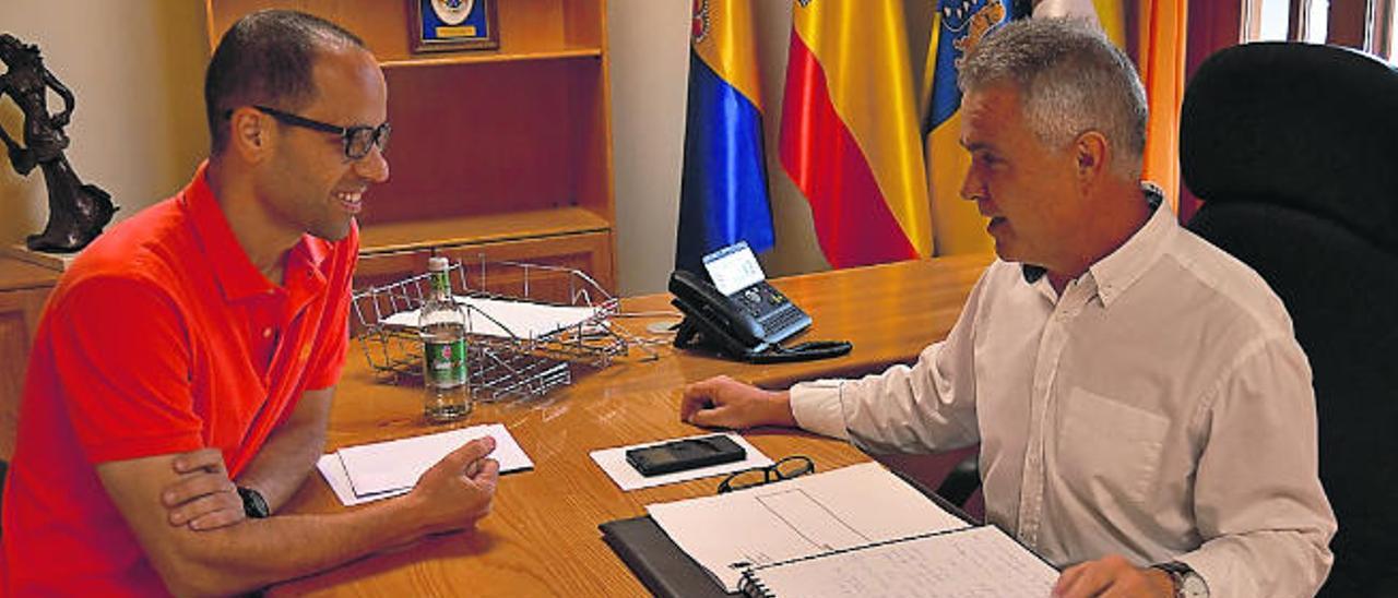 El exconcejal Jorge Rodríguez, ayer, despachando con el nuevo alcalde de Teror, Gonzalo Rosario.