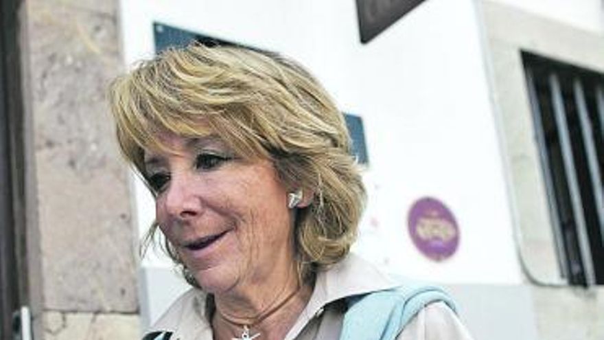 Esperanza Aguirre, durante su paseo, ayer, en Pravia.