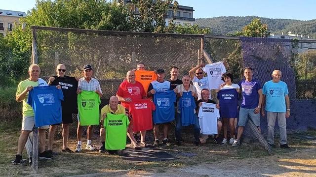 Representantes de las selecciones y del Concello de Moaña. | FDV