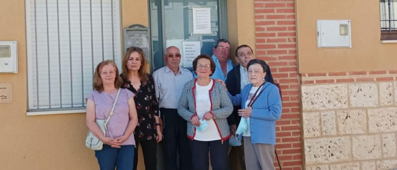 Miembros de las asociaciones que han convocado la manifestación, en el consultorio cerrado de Pinilla. | Cedida