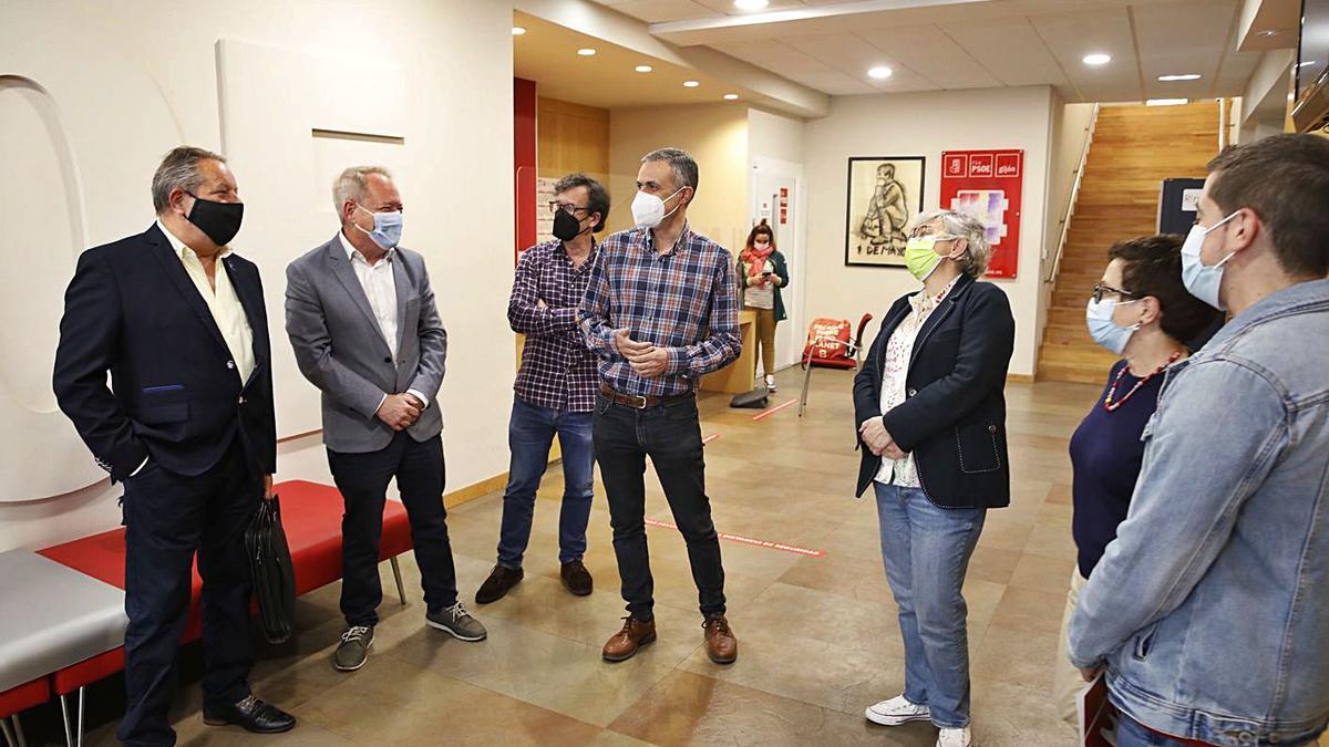 Por la izquierda, Faustino Sabio, Aurelio Martín, Roberto Lena (secretario de organización del PSOE), Iván Fernández Ardura, Ana González, Ana Castaño y Javier Suárez Llana (ambos de IU), en la Casa del Pueblo, ayer. | Ángel González