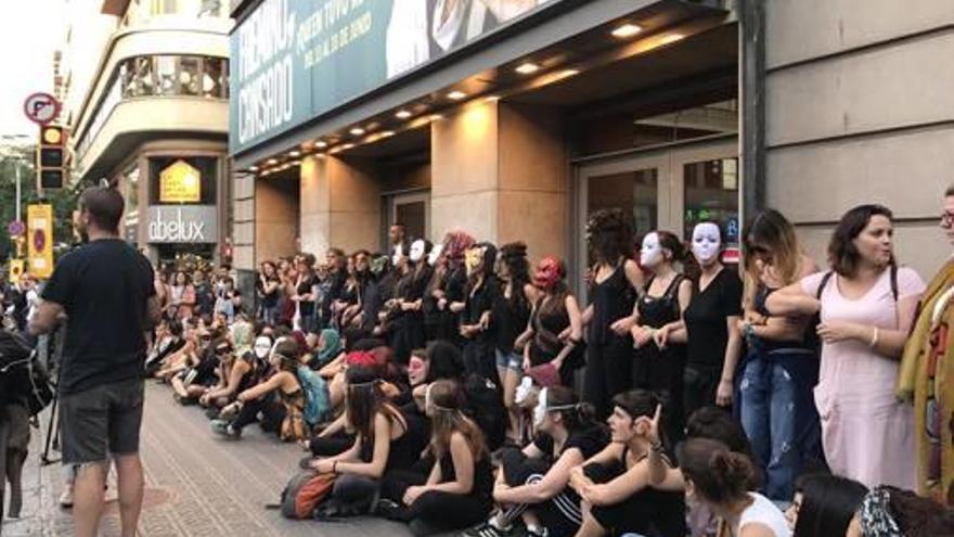 Centenares de personas impiden el acceso al teatro.