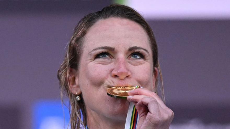 Van Vleuten besa la medalla lograda ayer en Australia. | | EFE