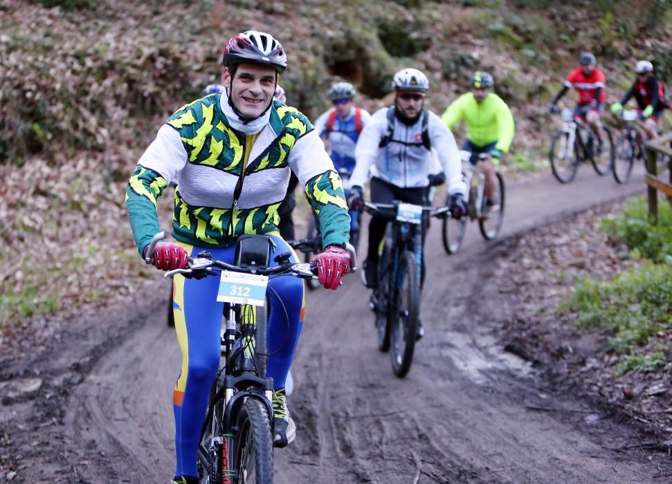 Más de 600 cicistas protagonizaron la quinta edición de la Bikedada entre Vigo y Eiras.