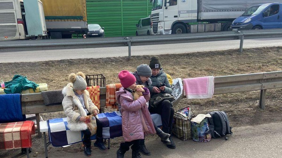 Los ositos de peluche mantienen a los peques entretenidos en Dorohusk (Polonia).