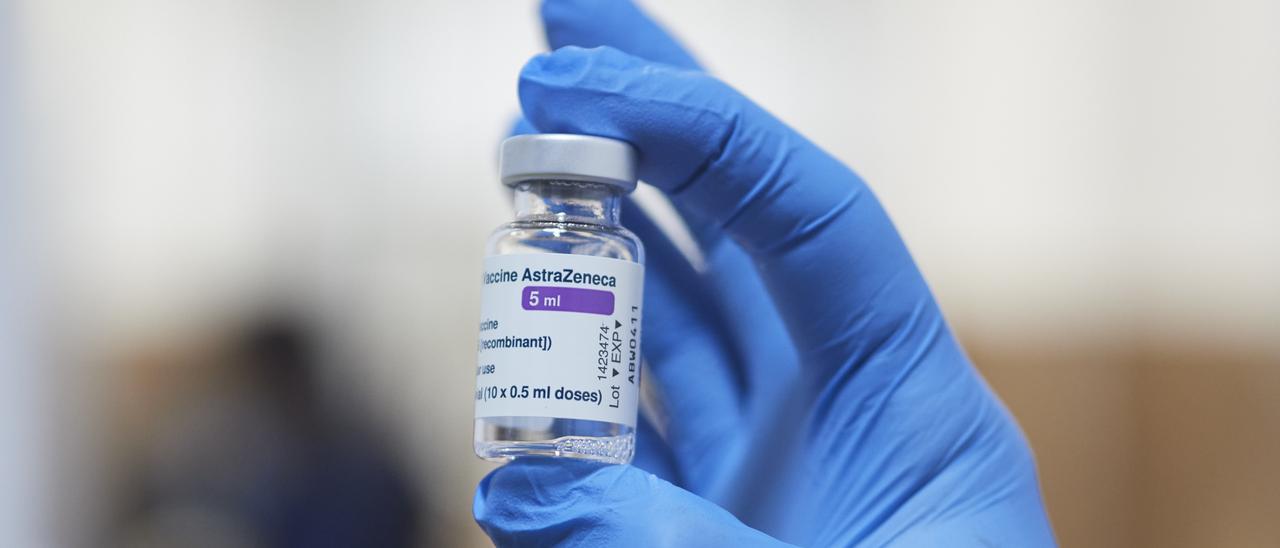 Sanidad vacunará con Pfizer a los menores de 60 que esperan la segunda dosis de AstraZeneca