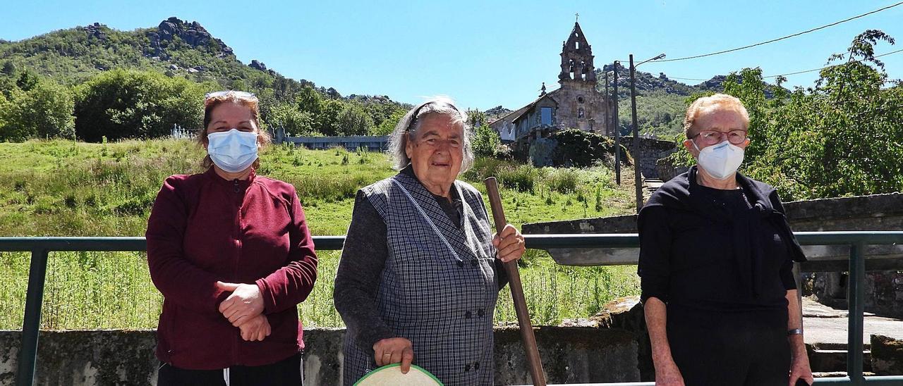 Tres generaciones de mujeres de San Paio: Emi, María y María. // FERNANDO CASANOVA