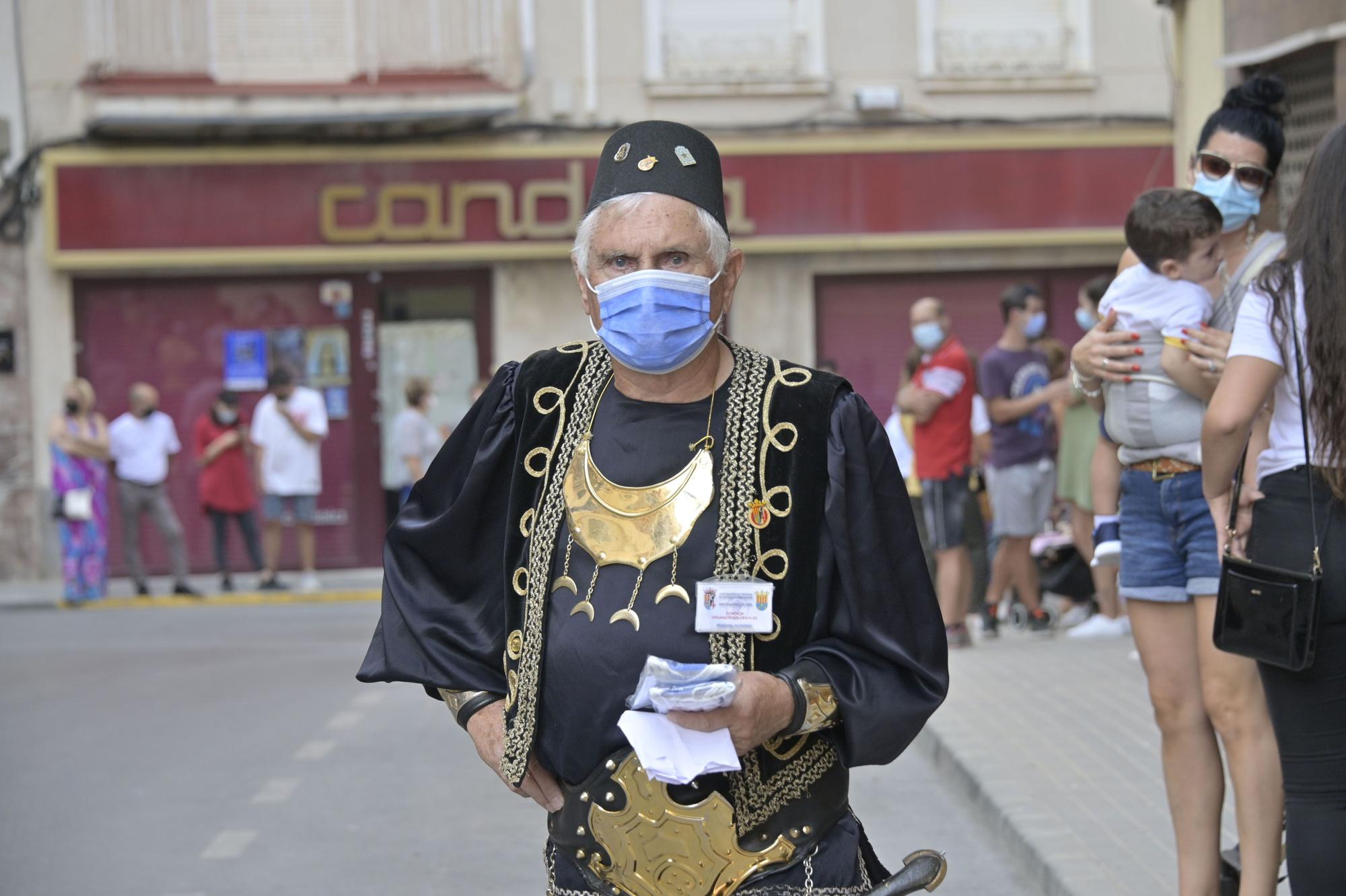 Crevillent celebra el primer desfile de Moros y Cristianos en la provincia con mascarilla