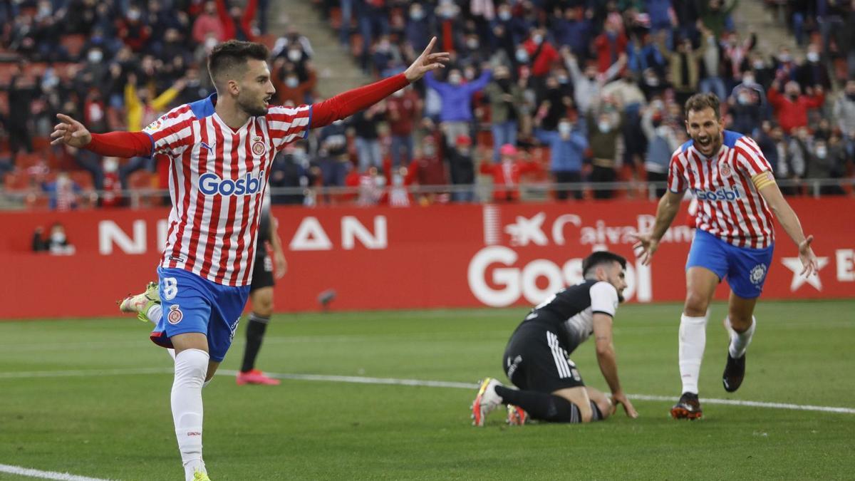 Álex Baena celebra un gol contra el Cartagena a l’estadi de Montilivi