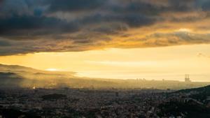 Nubes bajas matinales sobre Barcelona, el 7 de junio del 2023.