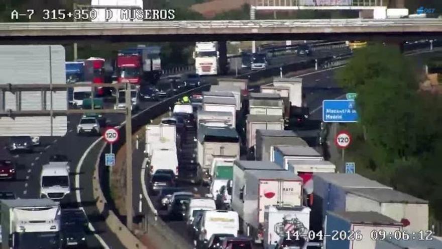 Un accidente en la A-7 y varios kilómetros de retenciones complican la circulación en el primer día de vuelta al cole tras las vacaciones de Pascua