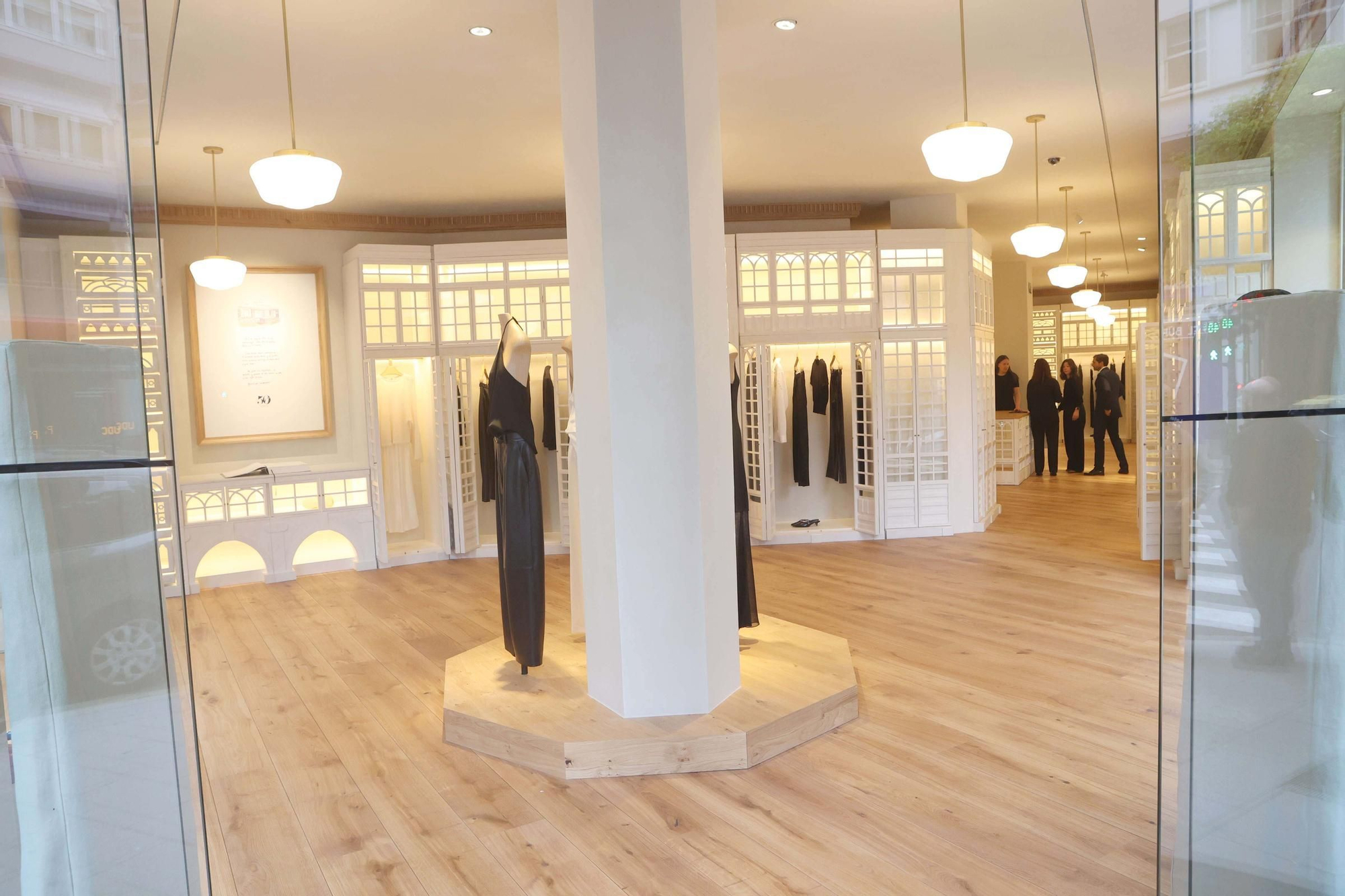 Reinauguración de la primera tienda de Zara: un homenaje a la Marina y una colección exclusiva