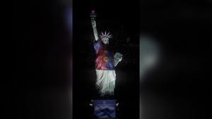 El Barça viste de azulgrana a la Estatua de la Libertad