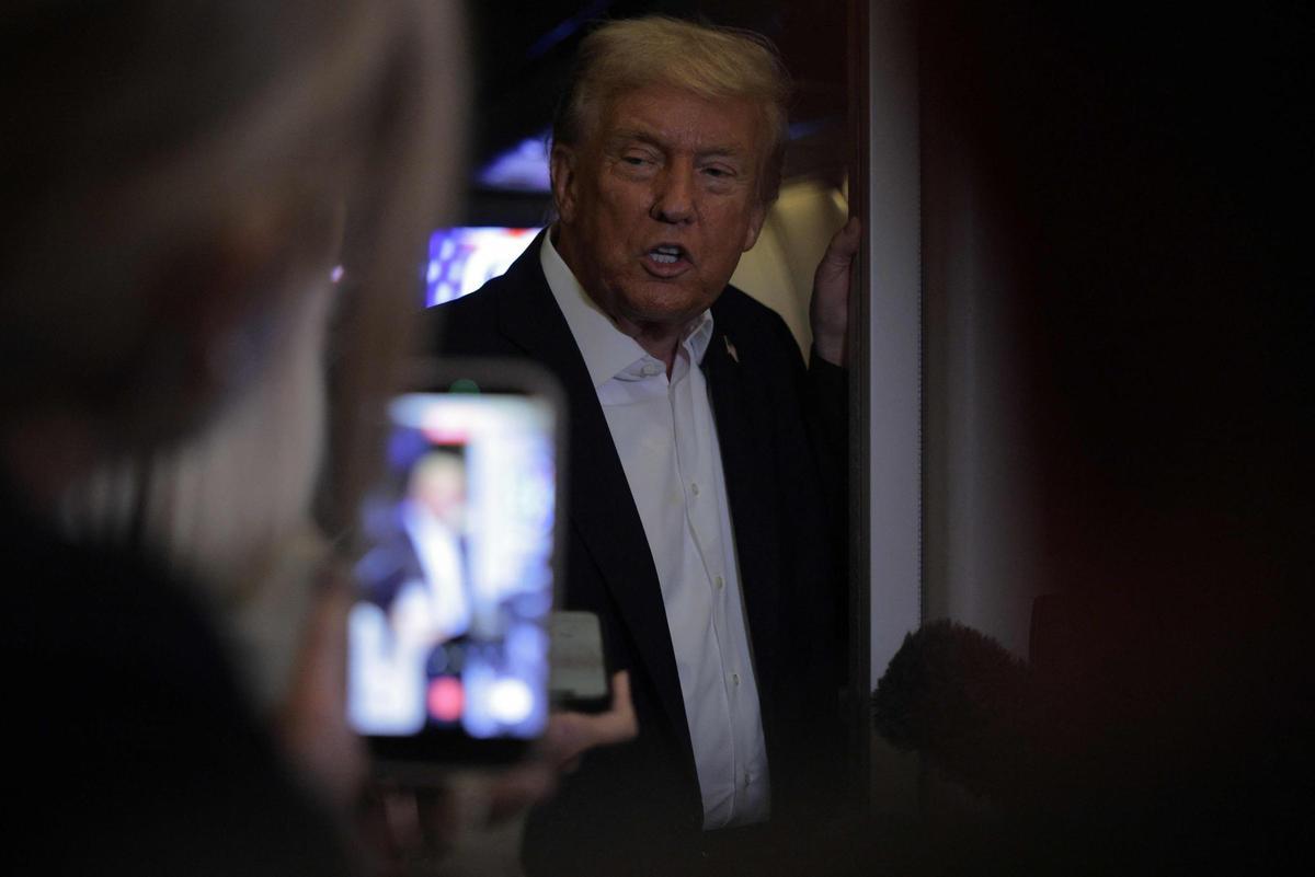 Trump atiende a los periodistas en una parada técnica del Air Force One en Inglaterra