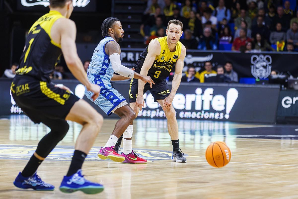 Huertas asiste ante ante la defensa de Evans en un partido entre La Laguna Tenerife y el MoraBanc Andorra.