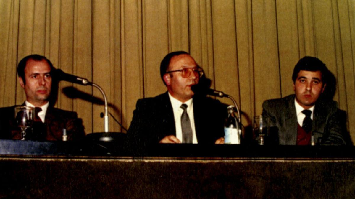 Josep Ferrís, en el centro durante la presentación de l'IDECO en 1982.