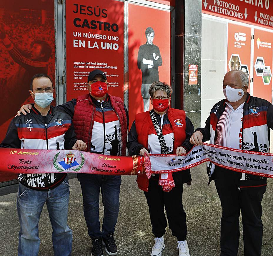 Por la izquierda, Francisco Javier Trapiella, Benjamín Castaño, Marta Elena Gil y José Ramón Fernández, ante la puerta 1 de El Molinón. | M. León