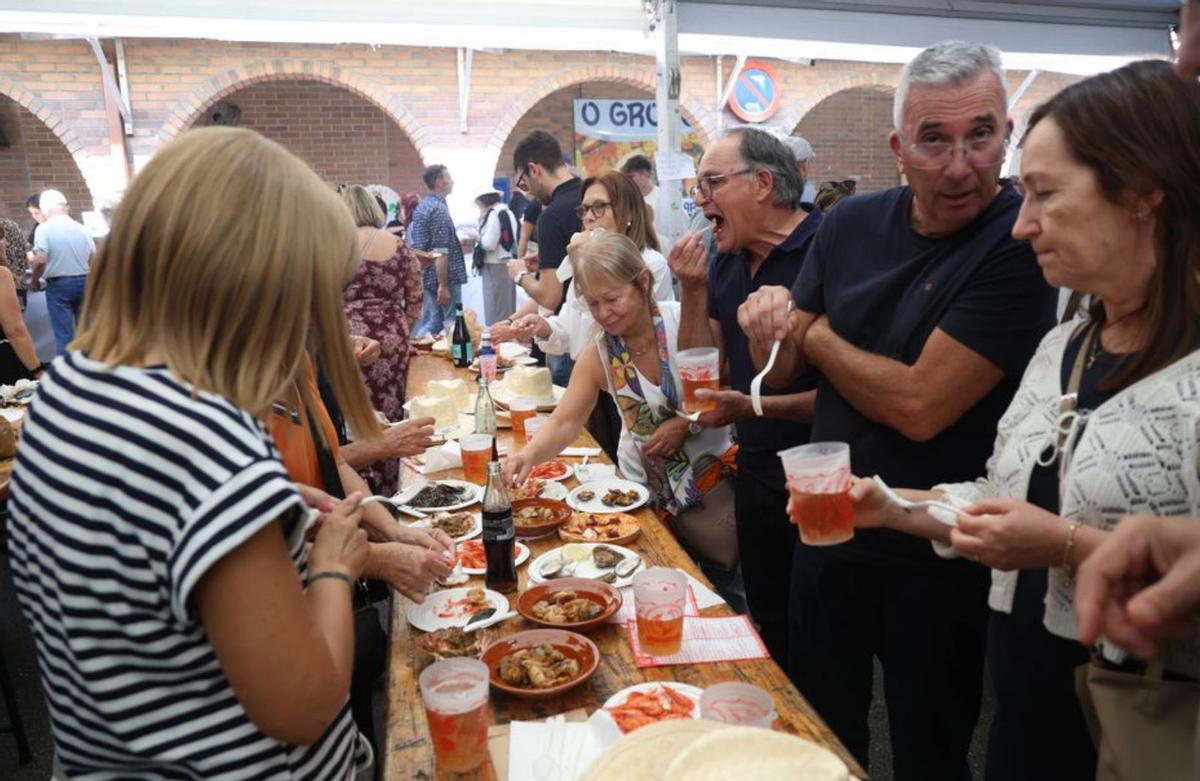 Una mesa repleta de raciones. | Noé Parga
