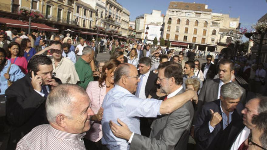 Mariano Rajoy saluda un simpatitzant del PP al mig d&#039;un carrer de Ciudad Real.