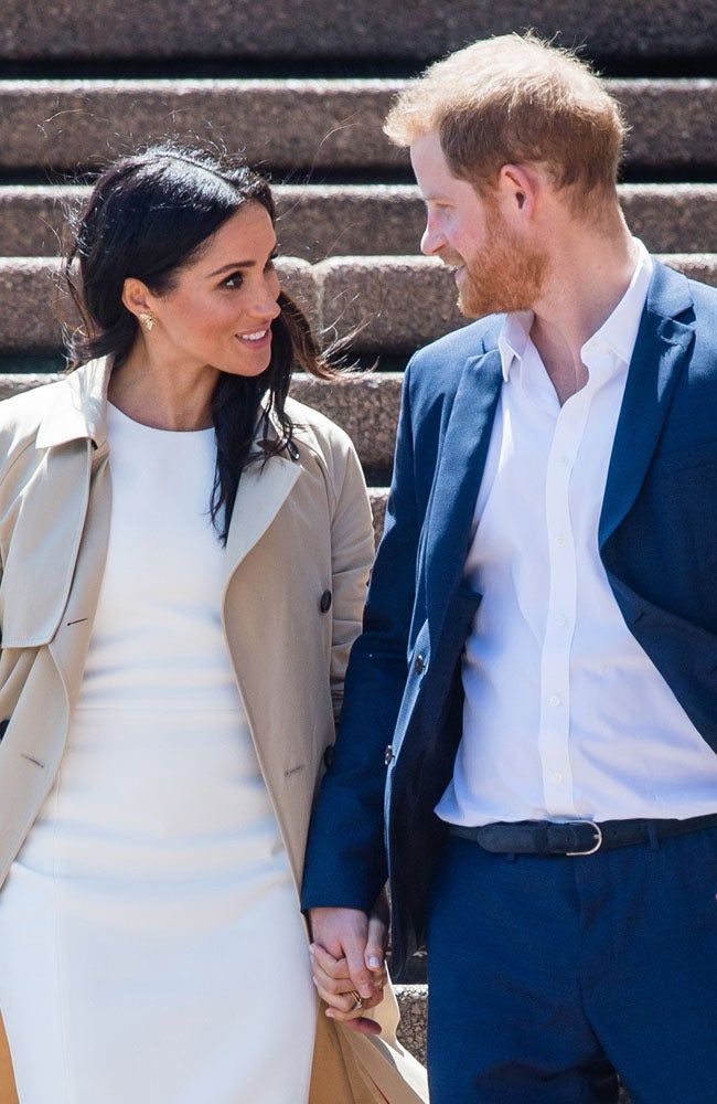 Meghan Markle y el Príncipe Harry mirándose a los ojos