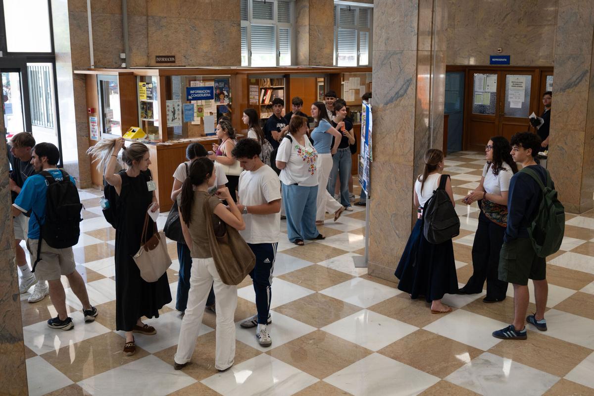 Varios alumnos repasando para la PAU 2026 en Zaragoza