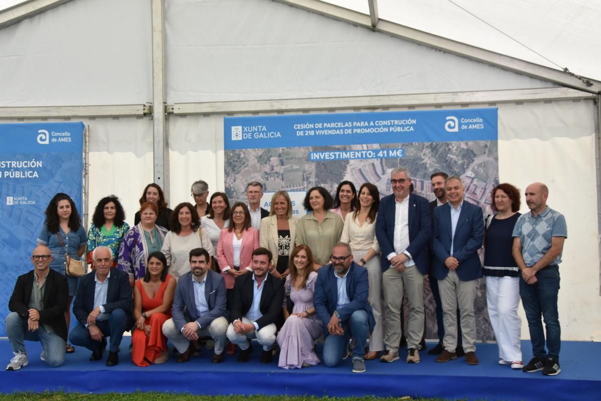 Autoridades durante a sinatura do acordo de cesión de parcelas para a construción de vivenda protexida no Milladoiro