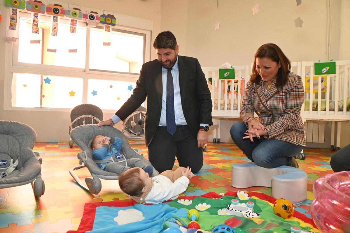 El presidente regional visita una escuena infantil, este miércoles