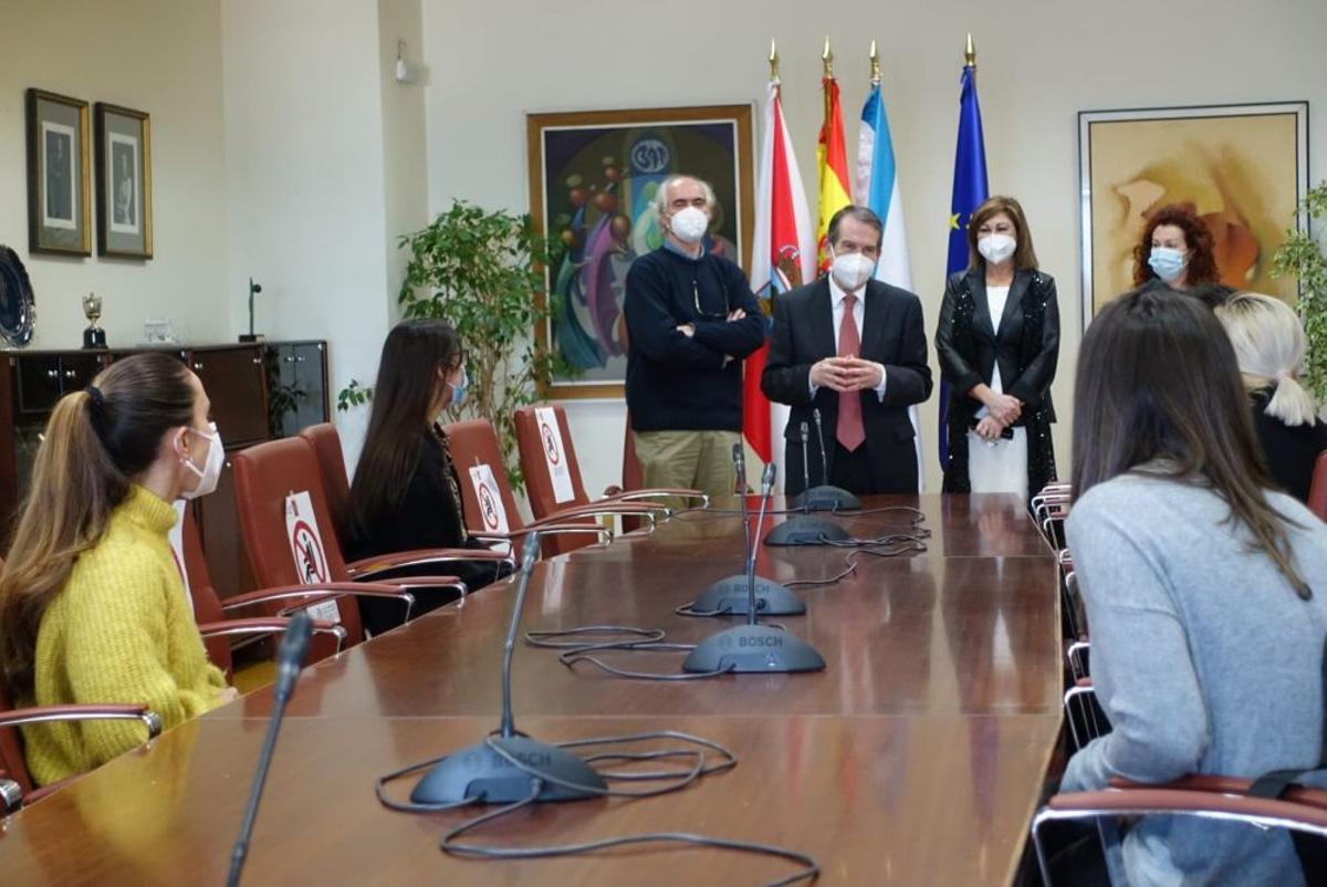 Abel Caballero, ayer, durante la reunión con las nuevas trabajadoras sociales.