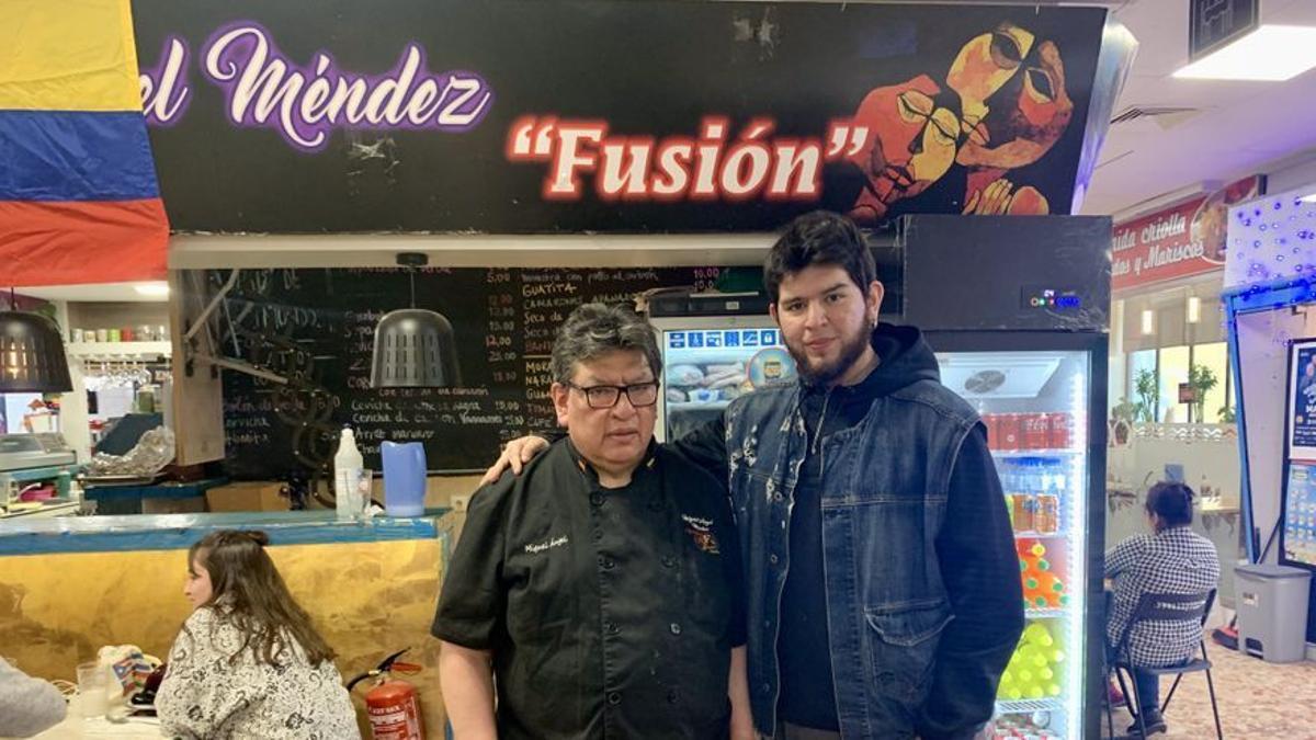 Miguel Ángel Méndez, padre e hijo, frente a su restaurante del Mercado de los Mostenses (Madrid).