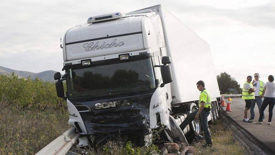 Cinco muertos en un choque frontal entre un turismo y un camión