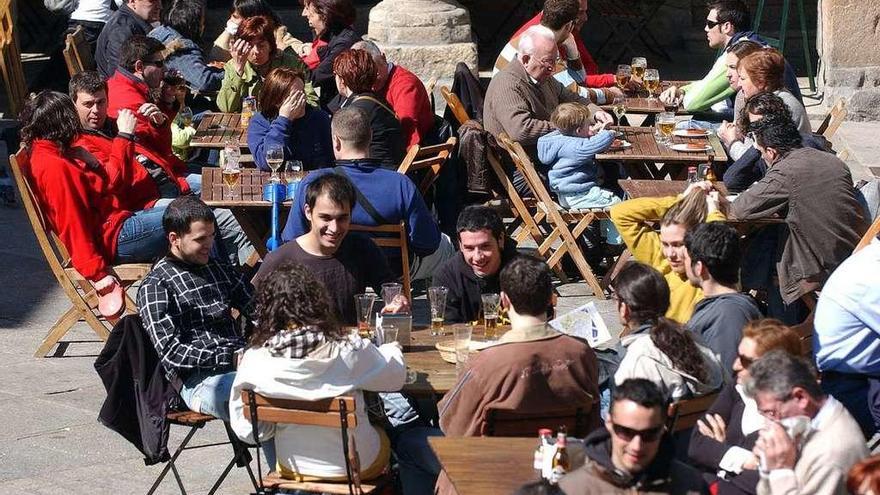 Terrazas de bares en una plaza de Pontevedra. // Rafa Vázquez