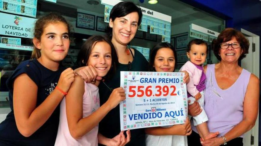 Milagros Carneiro, a la derecha, celebra con su familia el premio que ha salido de la administración de Catoira.  // Iñaki Abella