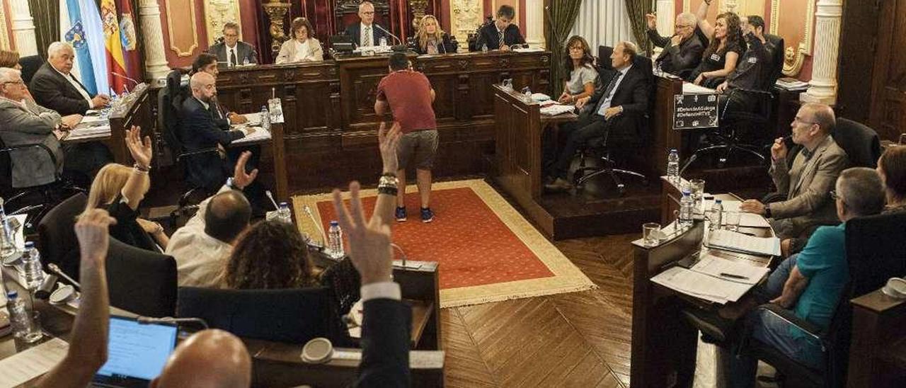 Un momento del pleno que se celebró en el concello y que aprobó por unanimidad la iniciativa relacionada con la Casa Taboada. // Brais Lorenzo