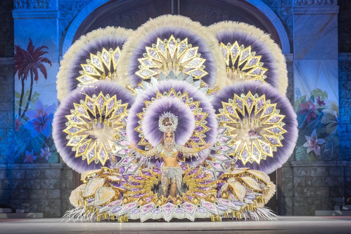 10. Alianara León Hernández, que lucirá 'De tu infierno a mi cielo', del diseñador Yosué Riverol, representando al Cabildo Insular de La Palma/Iltre. Ayuntamiento de El Paso