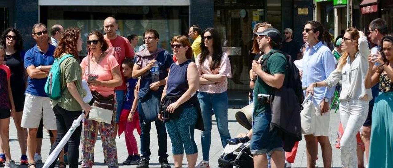 Un grupo de turistas, ayer en la plaza de la Peregrina. // Rafa Vázquez