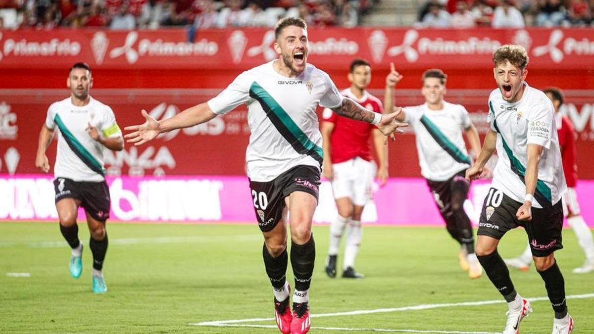 Antonio Casas celebra uno de sus dos goles al Murcia, en la victoria del Córdoba CF en el Enrique Roca.