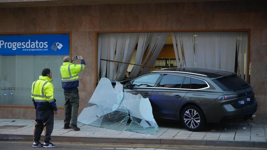 GALERÍA | Un coche se empotra contra Progesdatos en Zamora