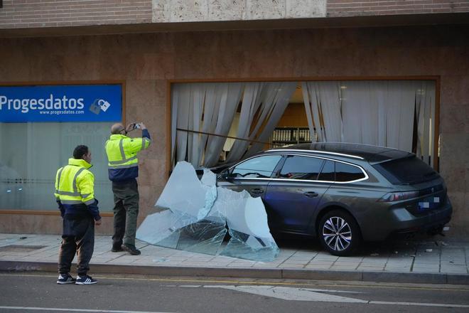 GALERÍA | Un coche se empotra contra Progesdatos en Zamora